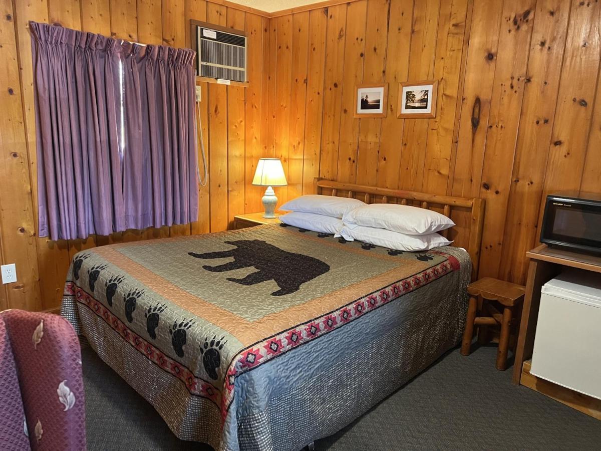 Cedars Motel Saint Ignace Bagian luar foto