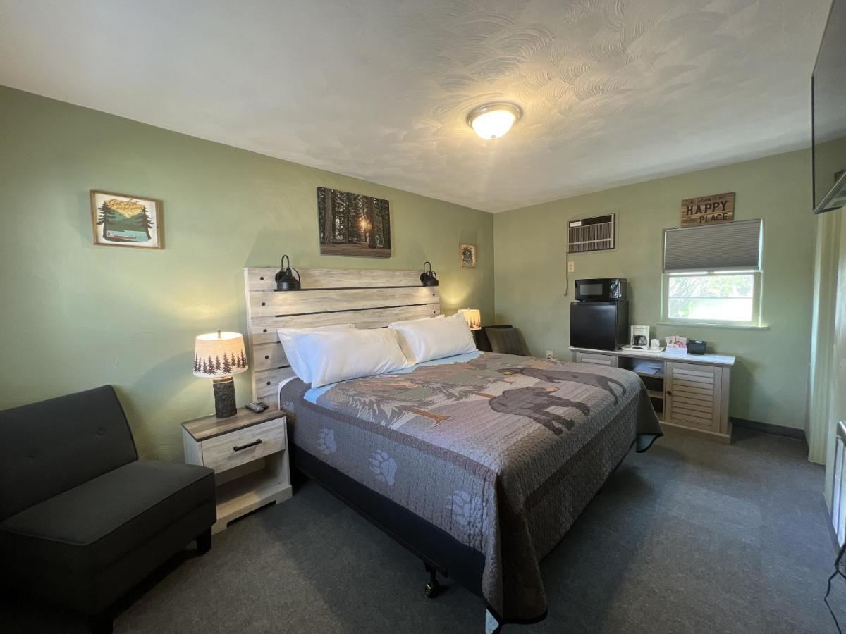 Cedars Motel Saint Ignace Bagian luar foto