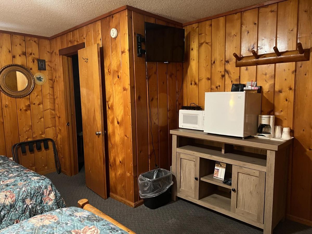 Cedars Motel Saint Ignace Bagian luar foto