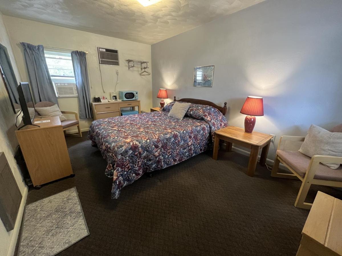 Cedars Motel Saint Ignace Bagian luar foto