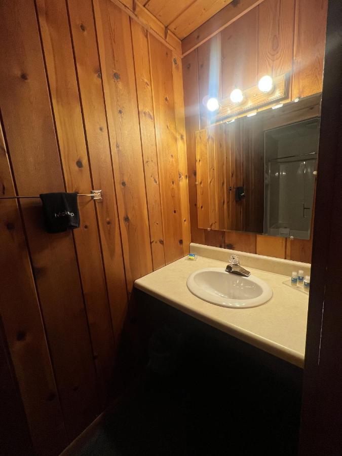 Cedars Motel Saint Ignace Bagian luar foto