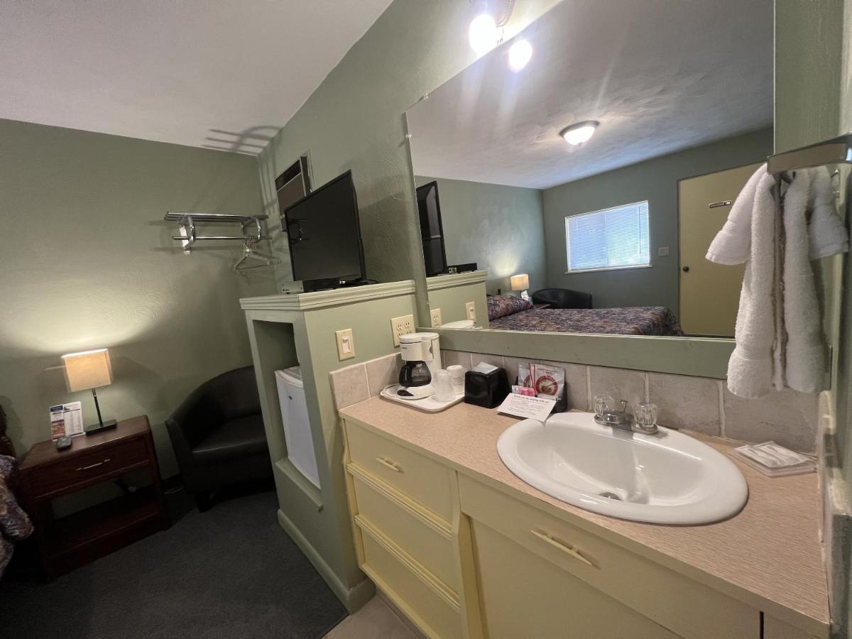 Cedars Motel Saint Ignace Bagian luar foto