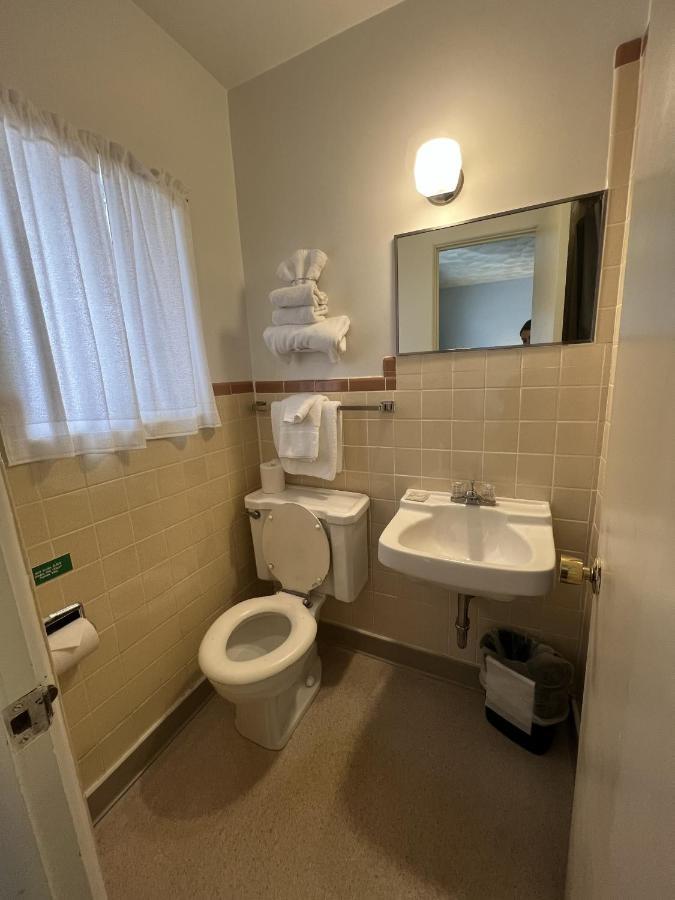 Cedars Motel Saint Ignace Bagian luar foto