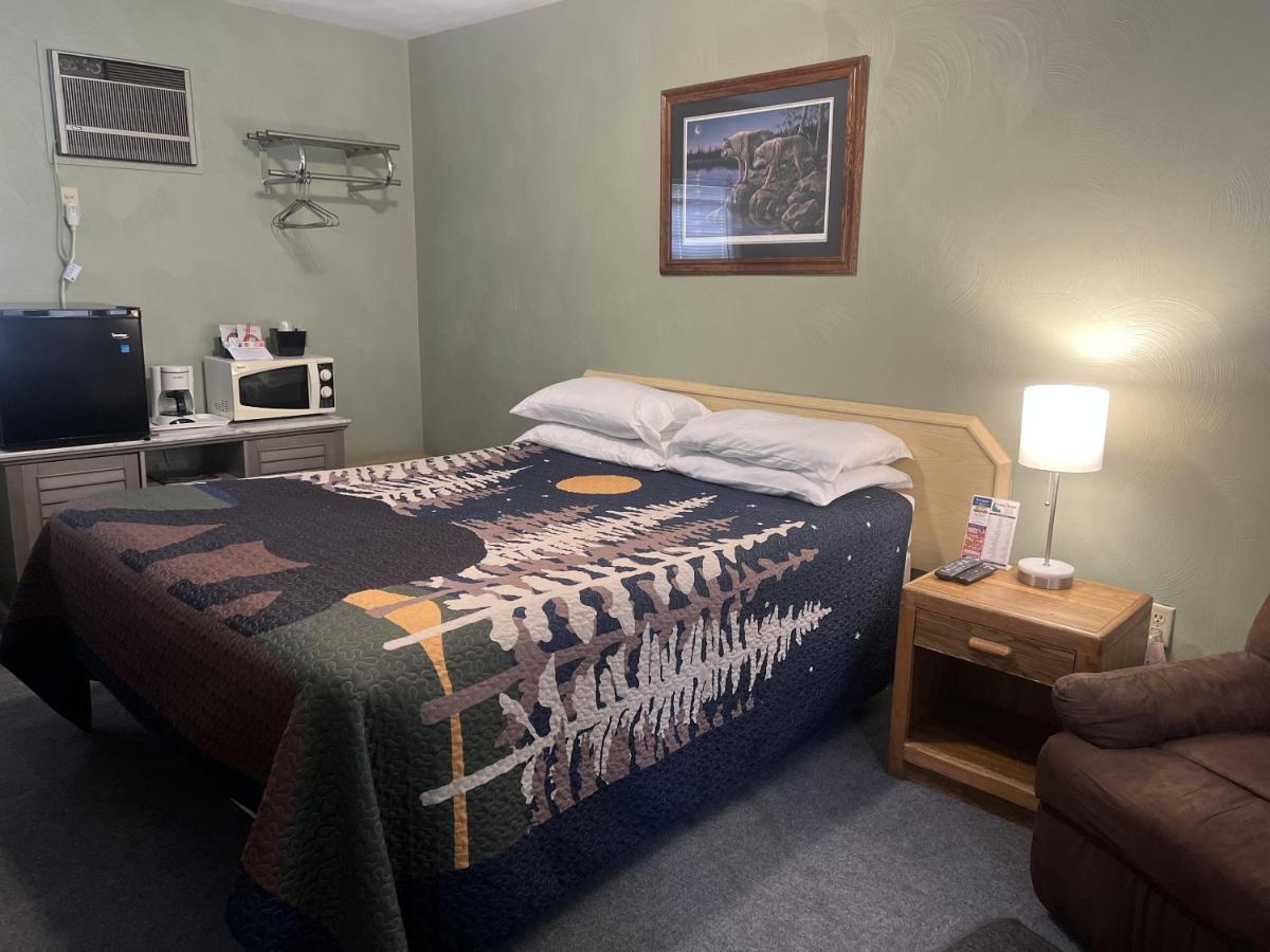 Cedars Motel Saint Ignace Bagian luar foto