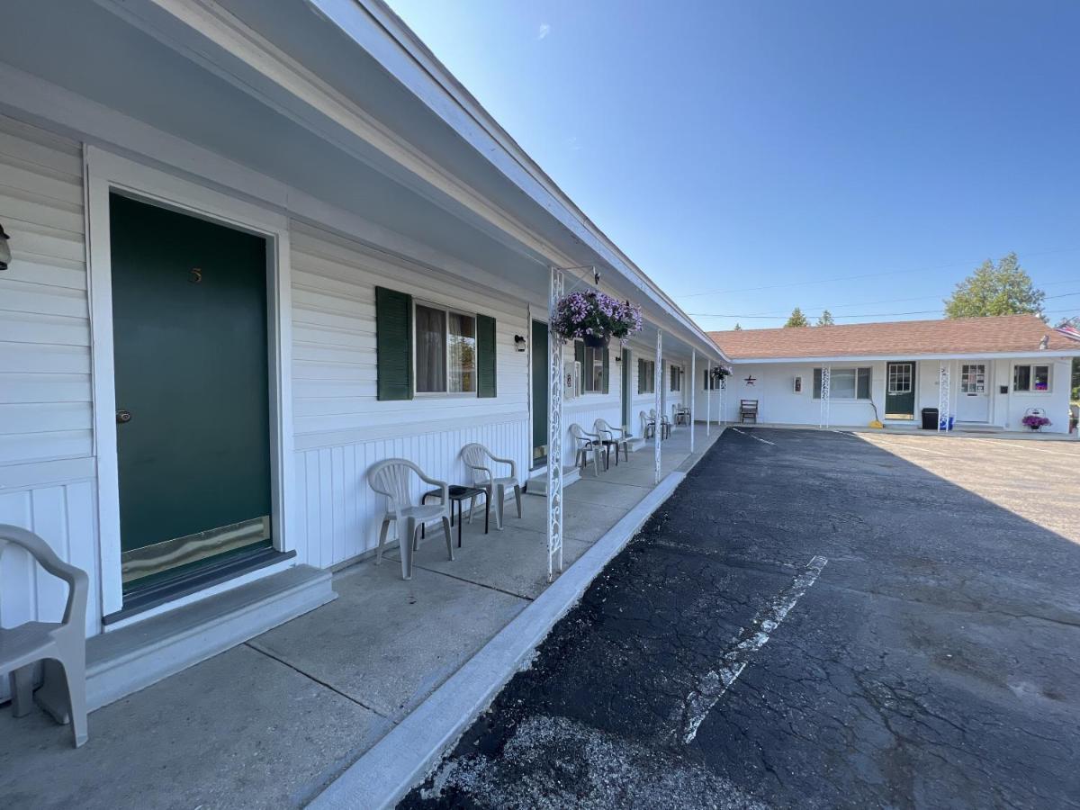 Cedars Motel Saint Ignace Bagian luar foto