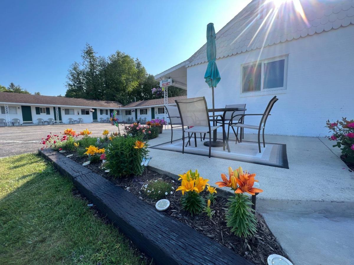 Cedars Motel Saint Ignace Bagian luar foto