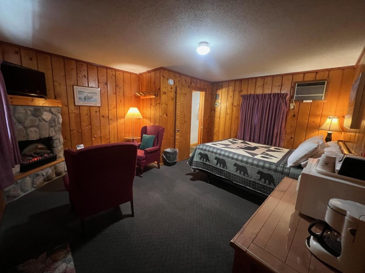 Cedars Motel Saint Ignace Bagian luar foto